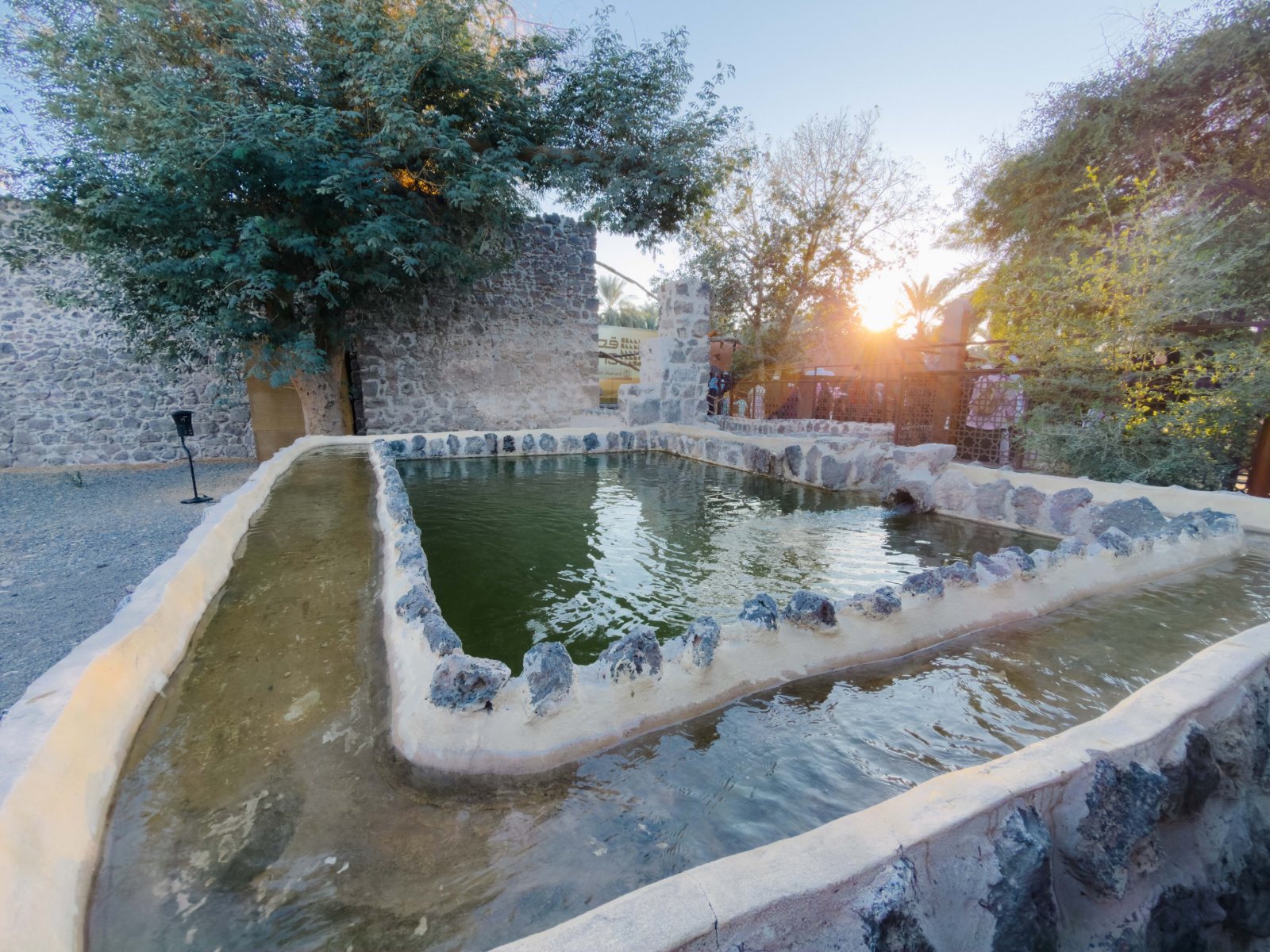 Kolam dan telaga lama yang dipulihara di taman warisan Quba, Madinah