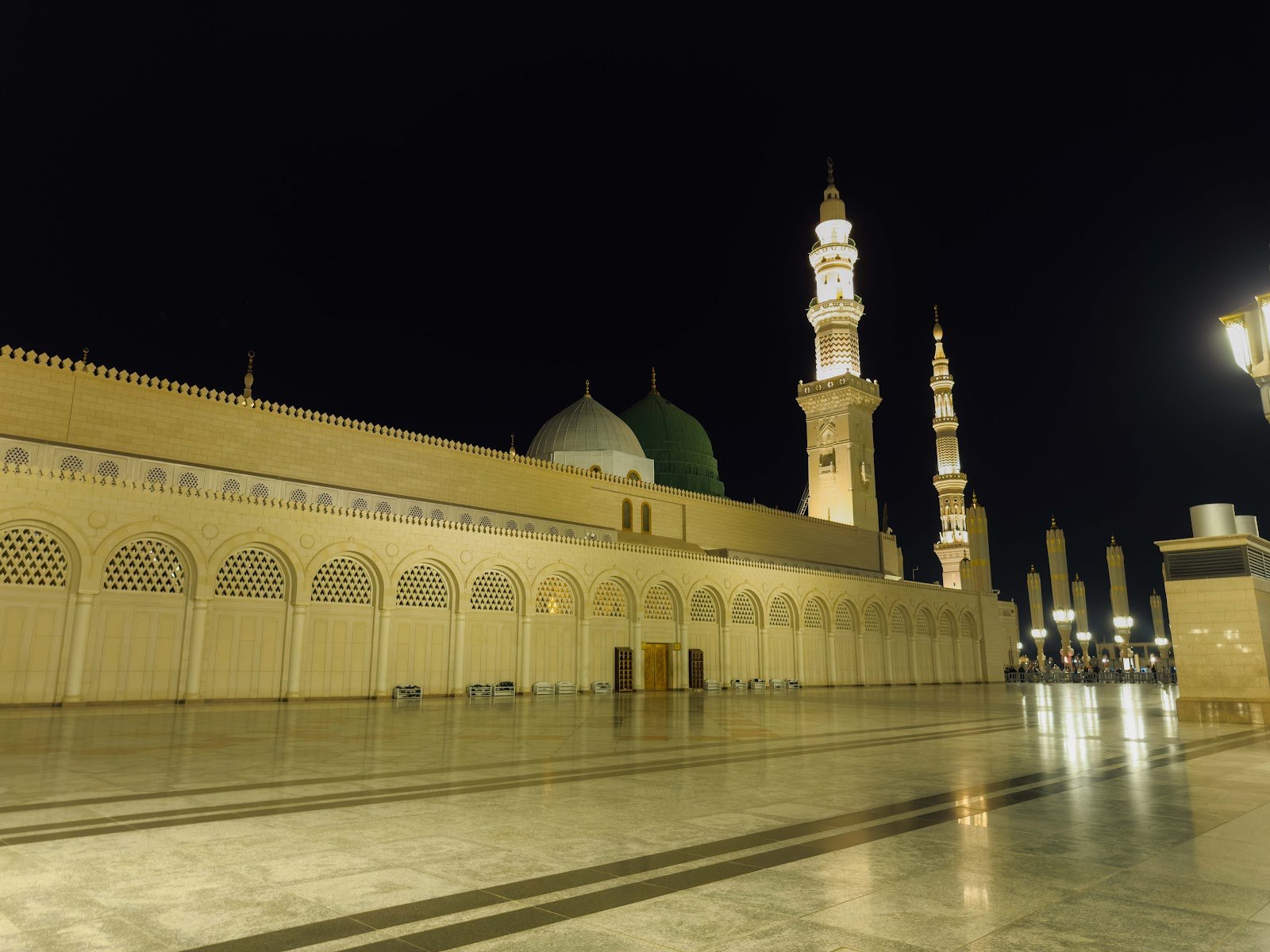 Masjid Nabawi pada waktu malam dengan Kubah Hijau dan menara