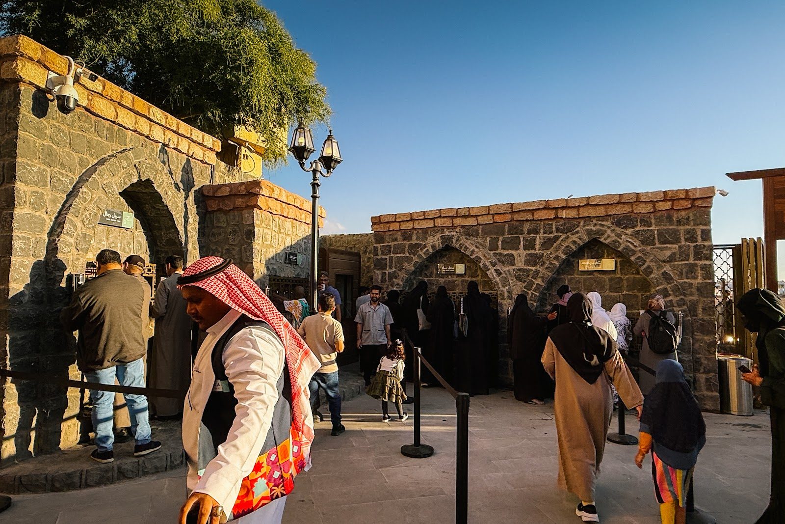 Pengunjung beratur di laluan masuk kawasan Telaga Ghars, Madinah