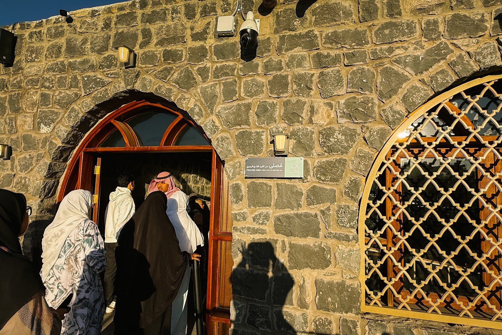 Pintu masuk musalla lama berdinding batu basalt di kawasan Telaga Ghars, Madinah