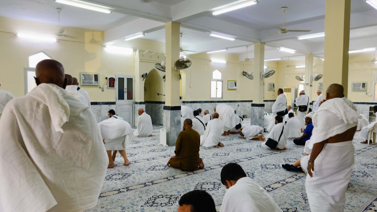 Jemaah berpakaian ihram di ruang solat Masjid Hudaibiyah