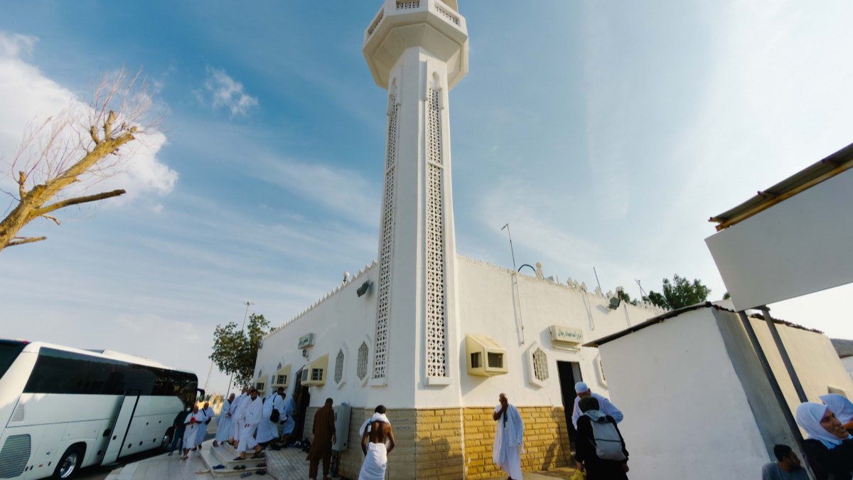 Menara Masjid Hudaibiyah dan jemaah berihram di al-Syumaisi, Makkah