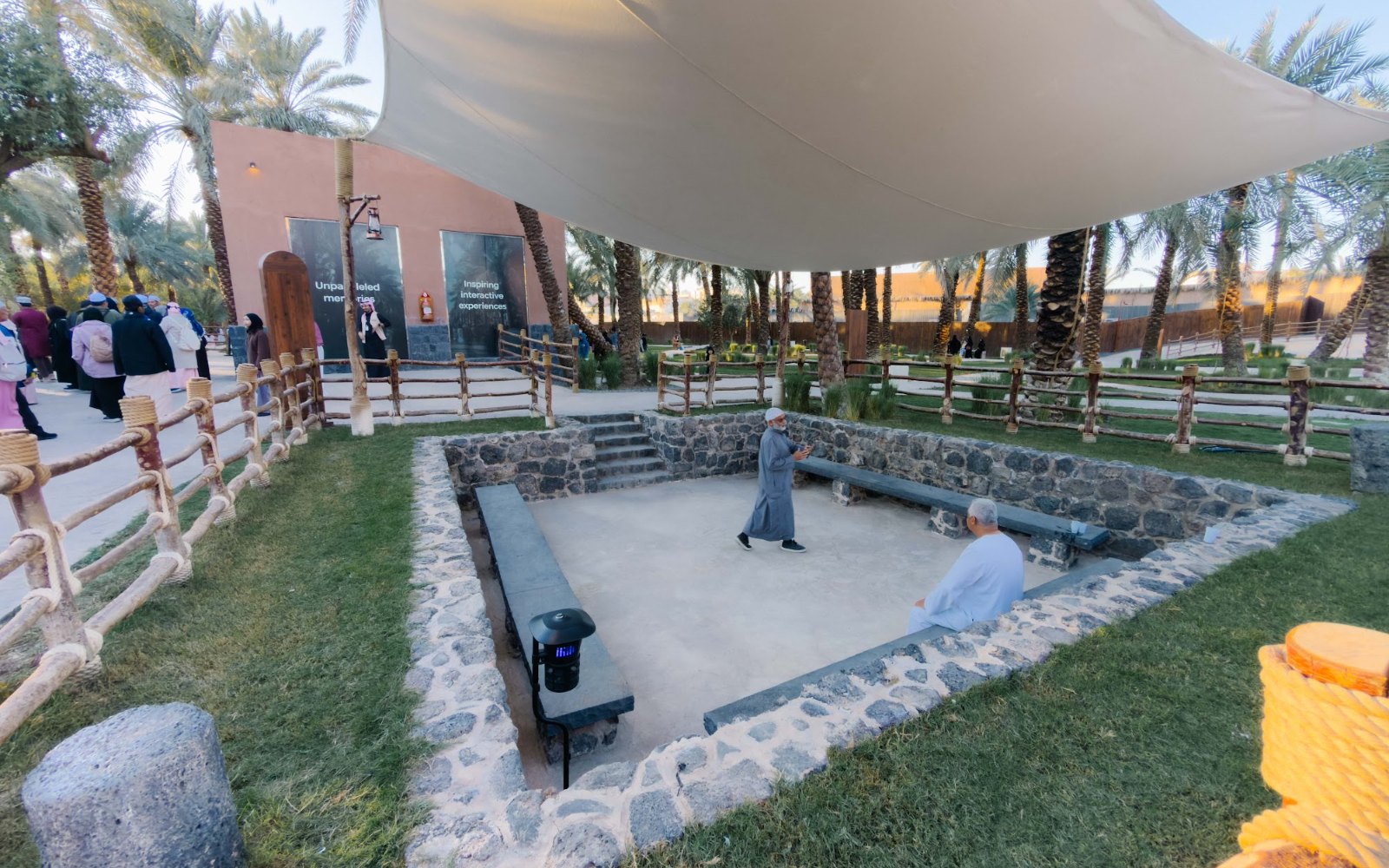 Taman warisan bertelaga dengan kolam batu dan pohon kurma di kawasan Quba, Madinah