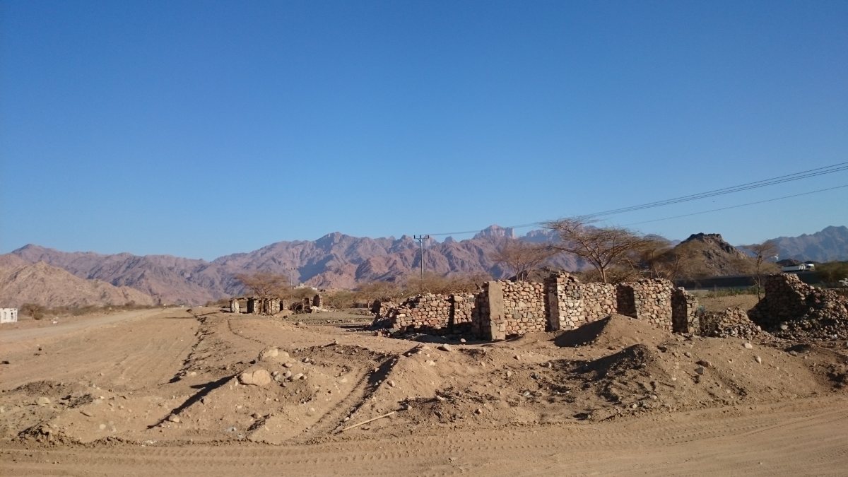 Kawasan al-Rawha di barat daya Madinah dengan binaan batu lama dan banjaran bukit