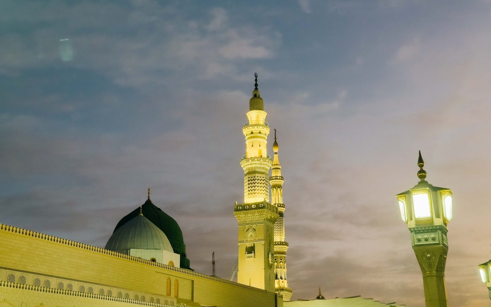 Kubah Hijau dan menara Masjid Nabawi di Madinah