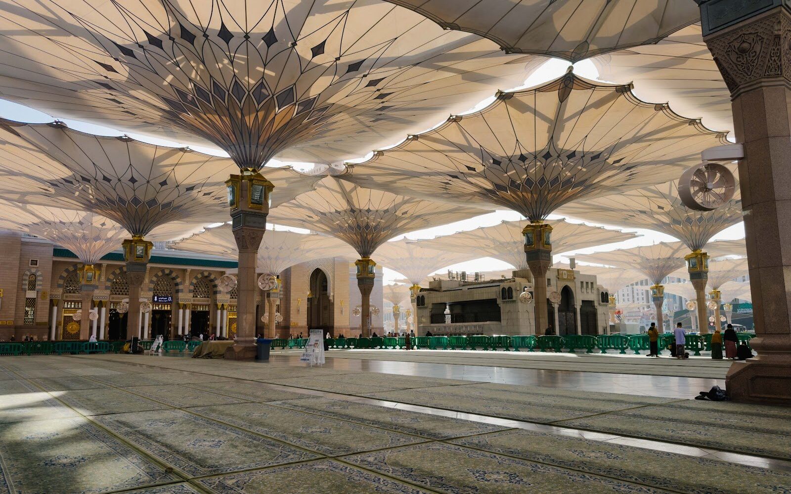 Payung gergasi di dataran Masjid Nabawi, Madinah