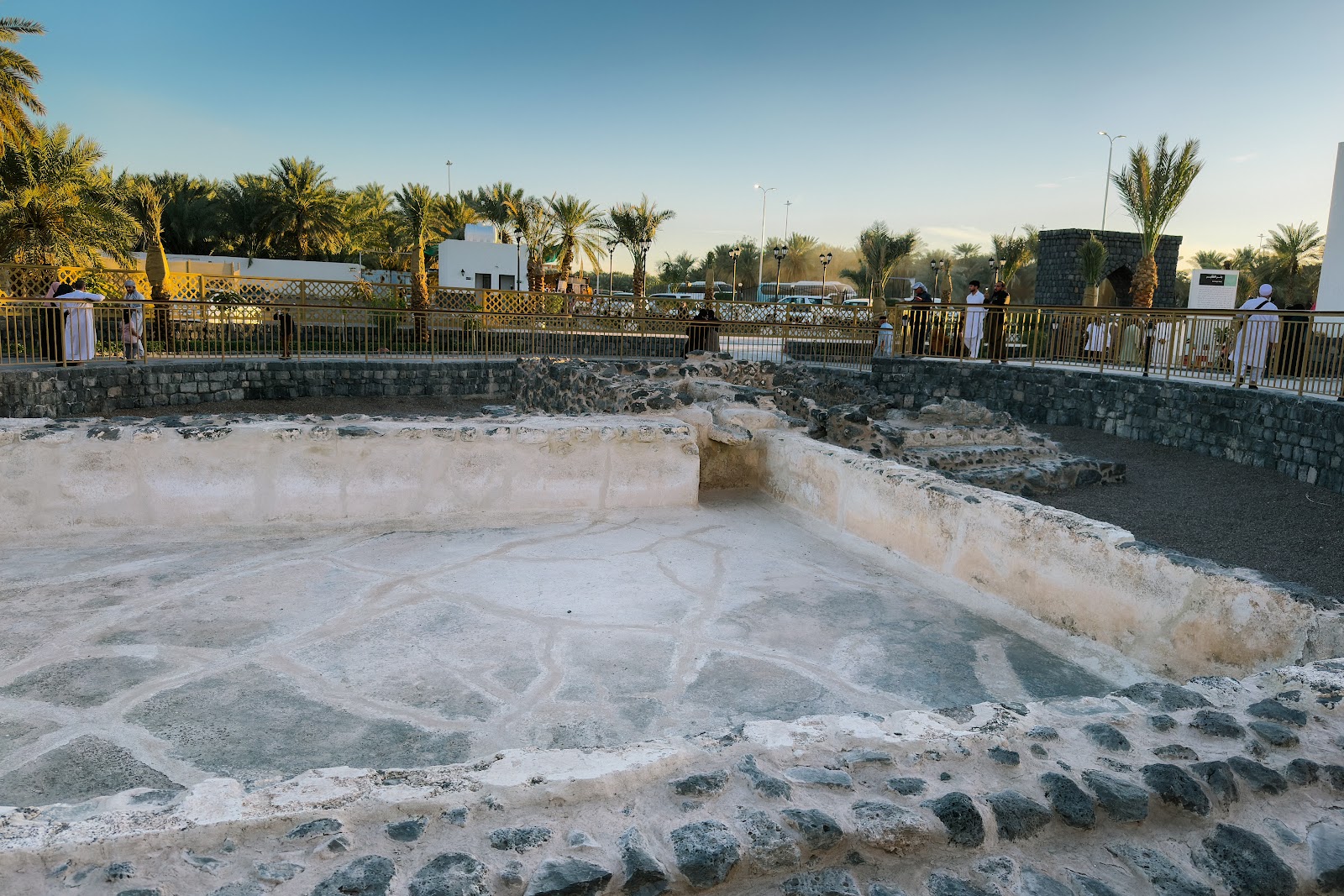 Kolam agihan air yang dipulihara di tapak Telaga Salman al-Farisi, Madinah