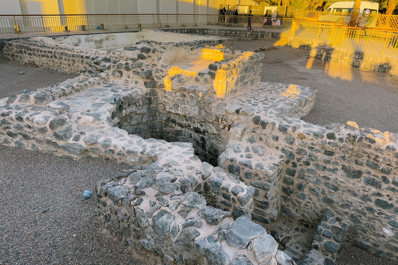 Struktur saluran air batu lama di tapak Telaga Salman al-Farisi, Madinah