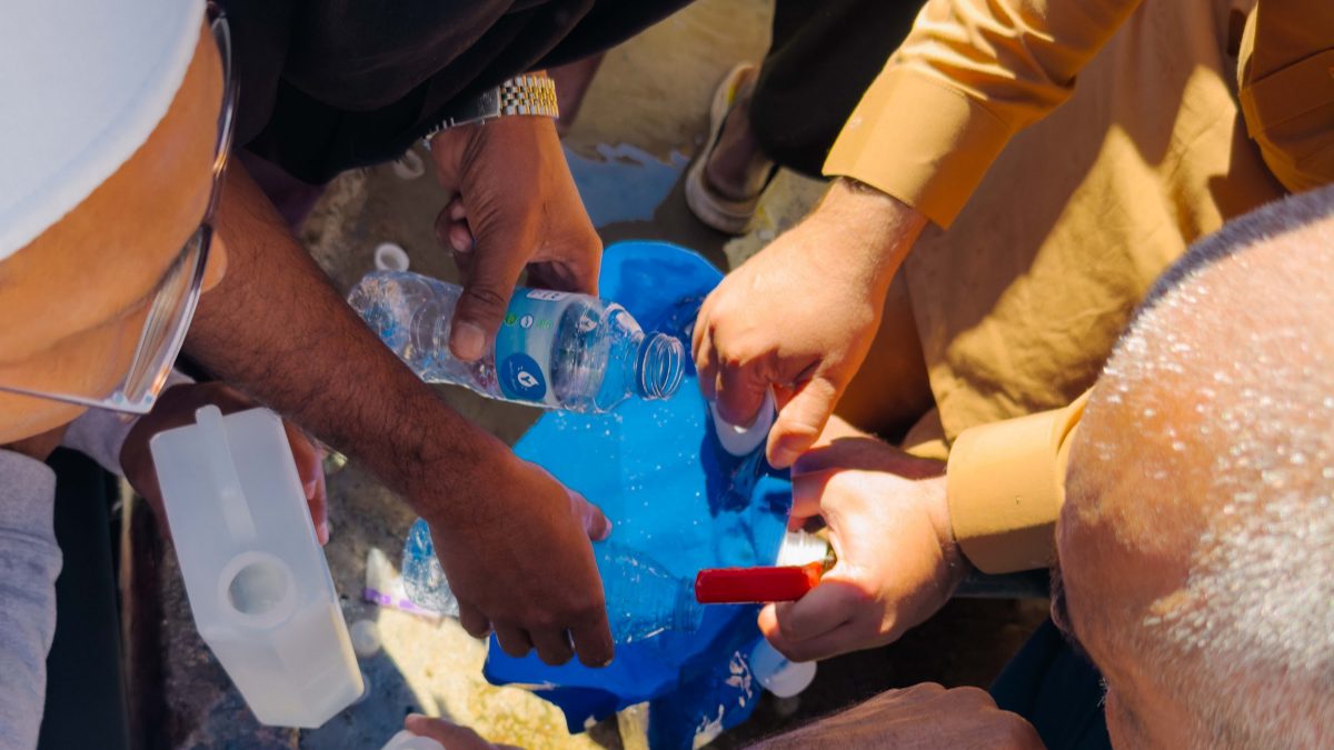 Jemaah mengisi air ke dalam botol di Telaga Syifa