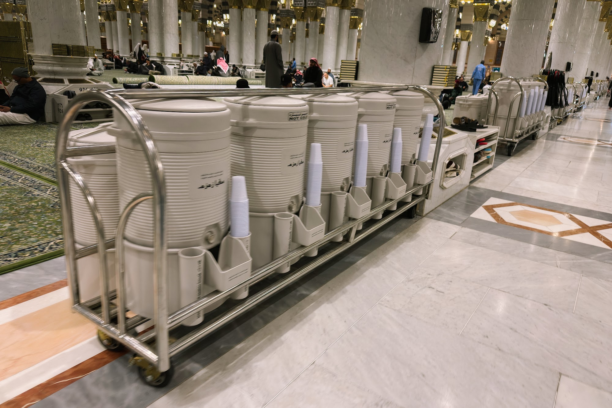 Bekas air Zamzam di ruang solat Masjid Nabawi Madinah
