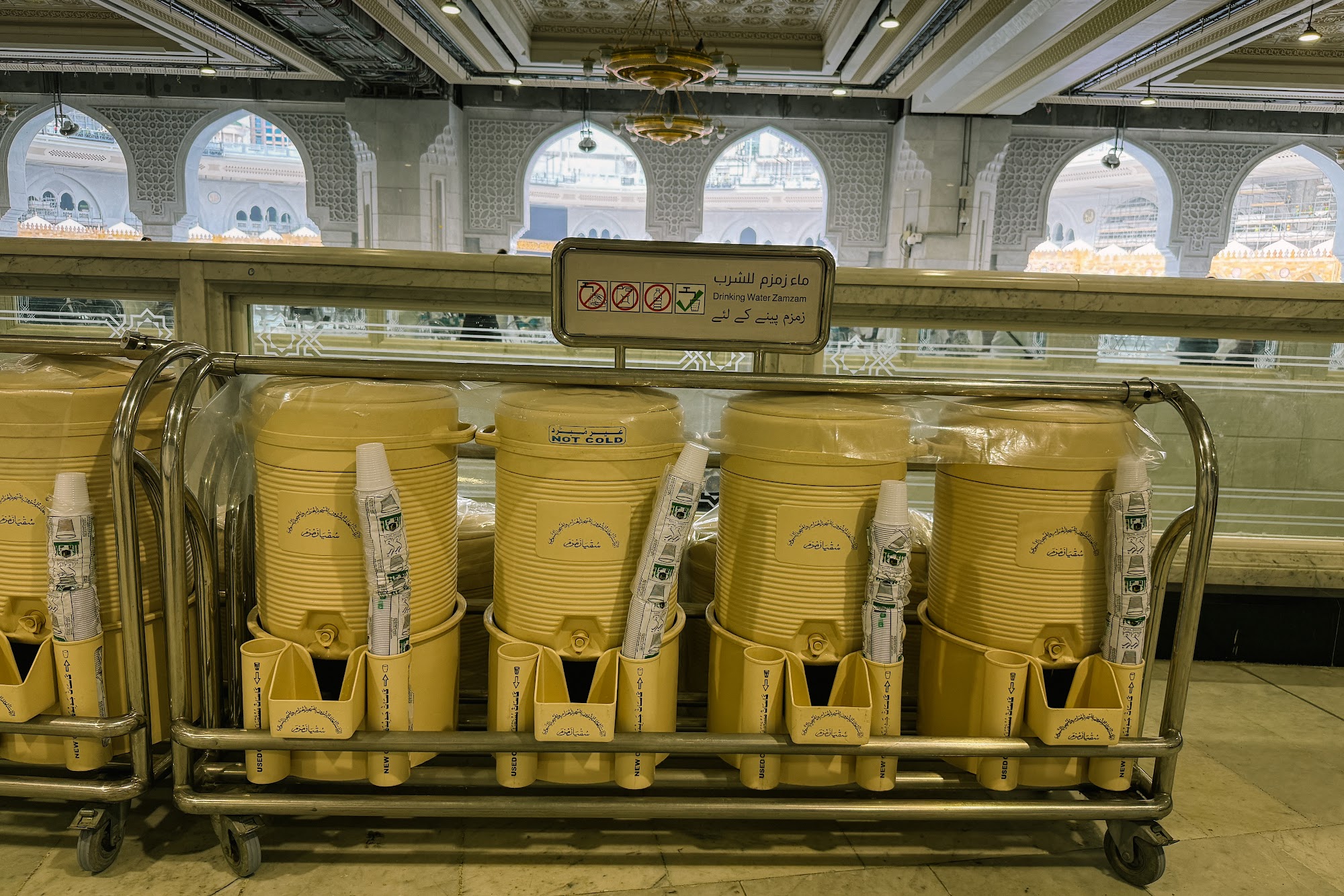 Bekas air Zamzam berderet di dalam Masjidil Haram