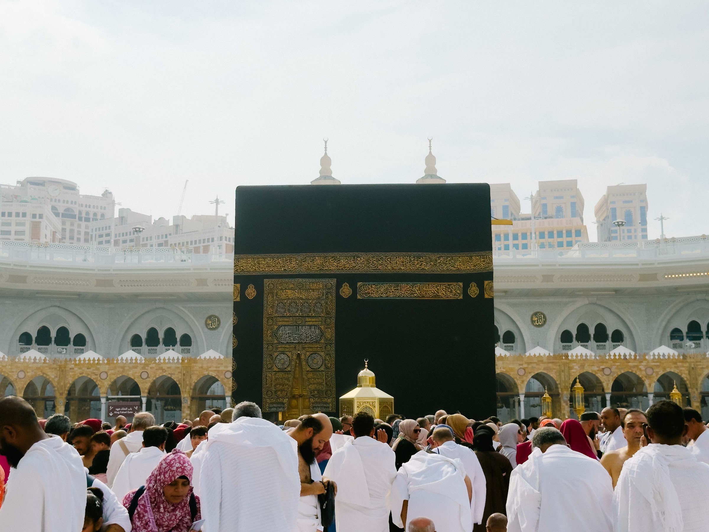 Kaabah dan Maqam Ibrahim dari dataran tawaf, kawasan di atas Telaga Zamzam