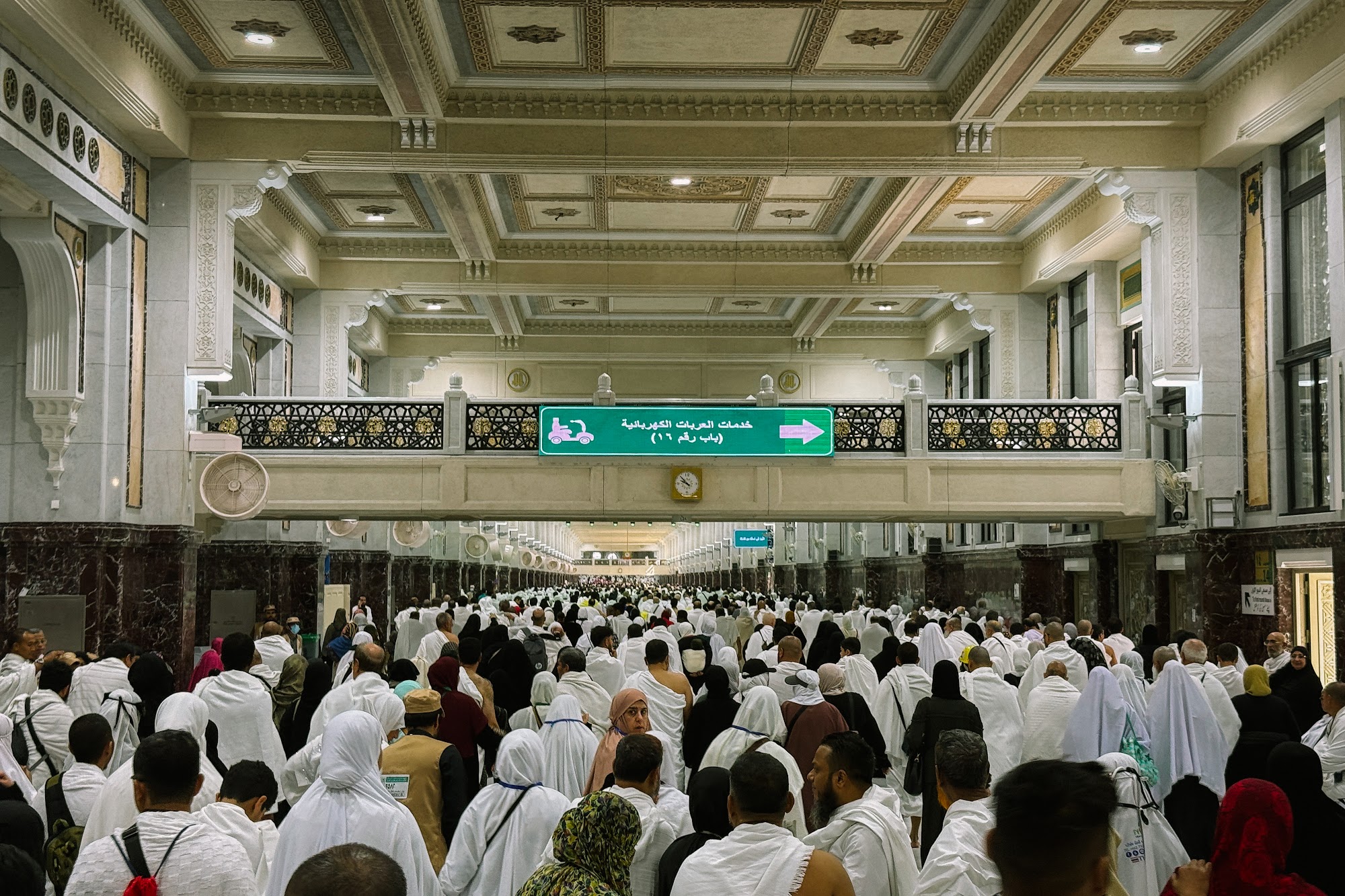 Jemaah melakukan sa’i di laluan Mas’a antara Bukit Safa dan Marwah