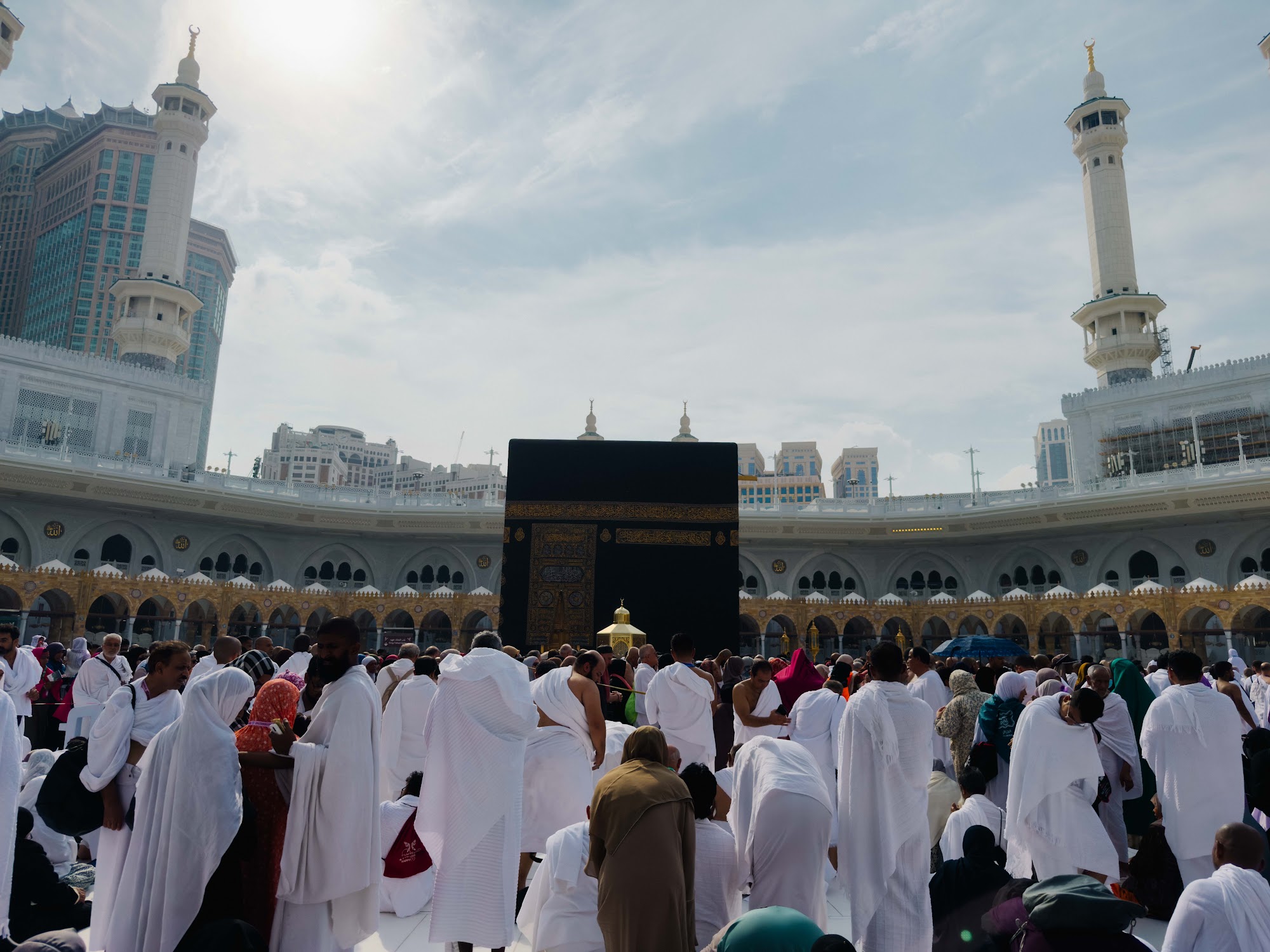 Jemaah bertawaf di dataran Kaabah, kawasan di atas Telaga Zamzam
