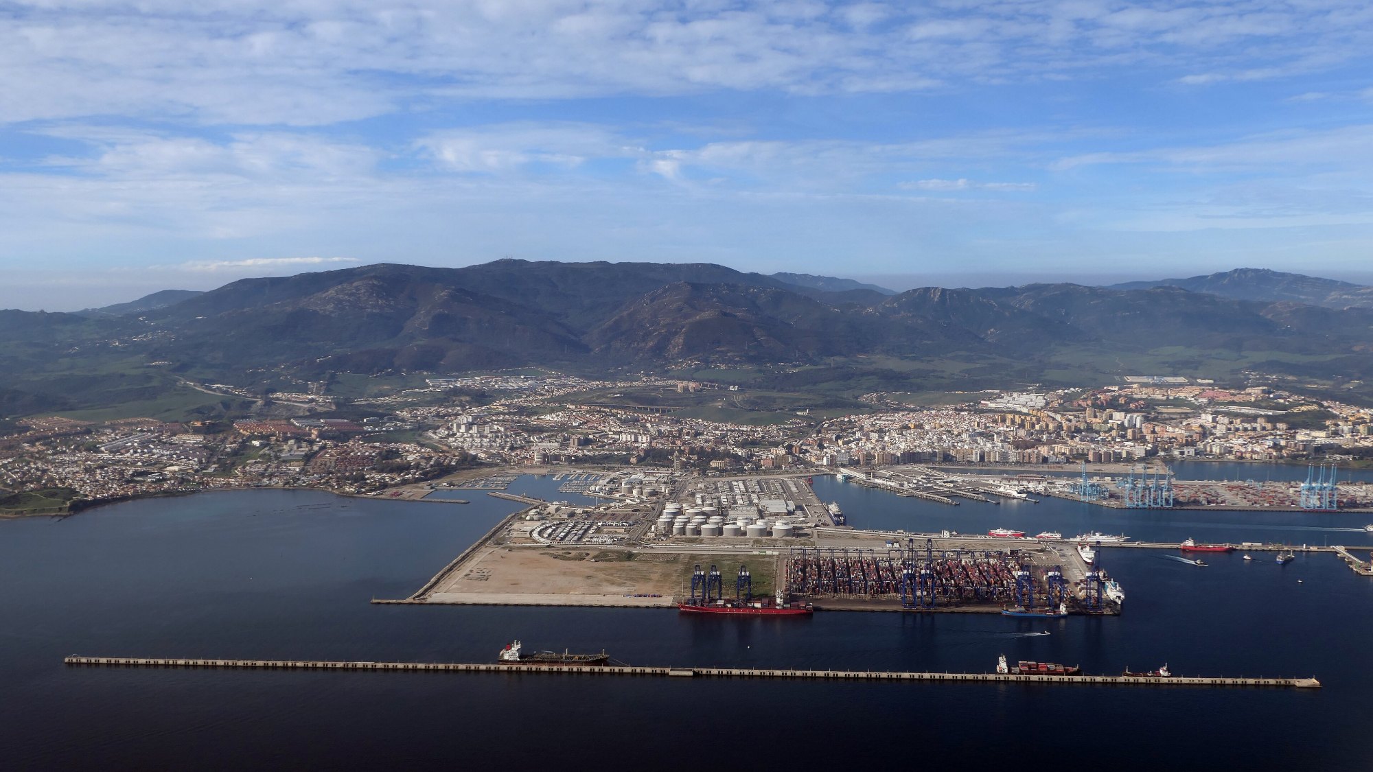 Pemandangan udara Teluk Algeciras dengan pelabuhan dan bandar Algeciras