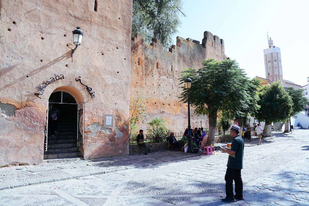 Tembok merah dan pintu Kasbah Chefchaouen di Plaza Outa el-Hammam