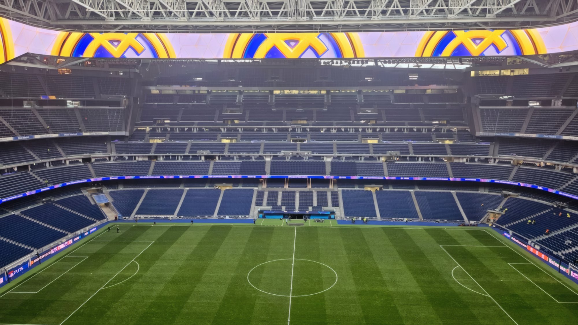Tempat duduk dan padang Stadium Santiago Bernabéu dilihat dari tingkat atas