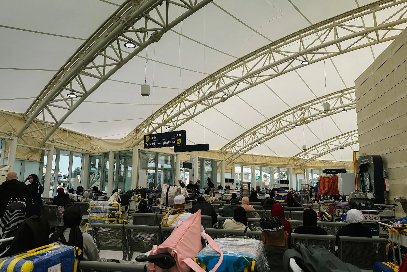 Ruang menunggu jemaah di terminal lapangan terbang Arab Saudi
