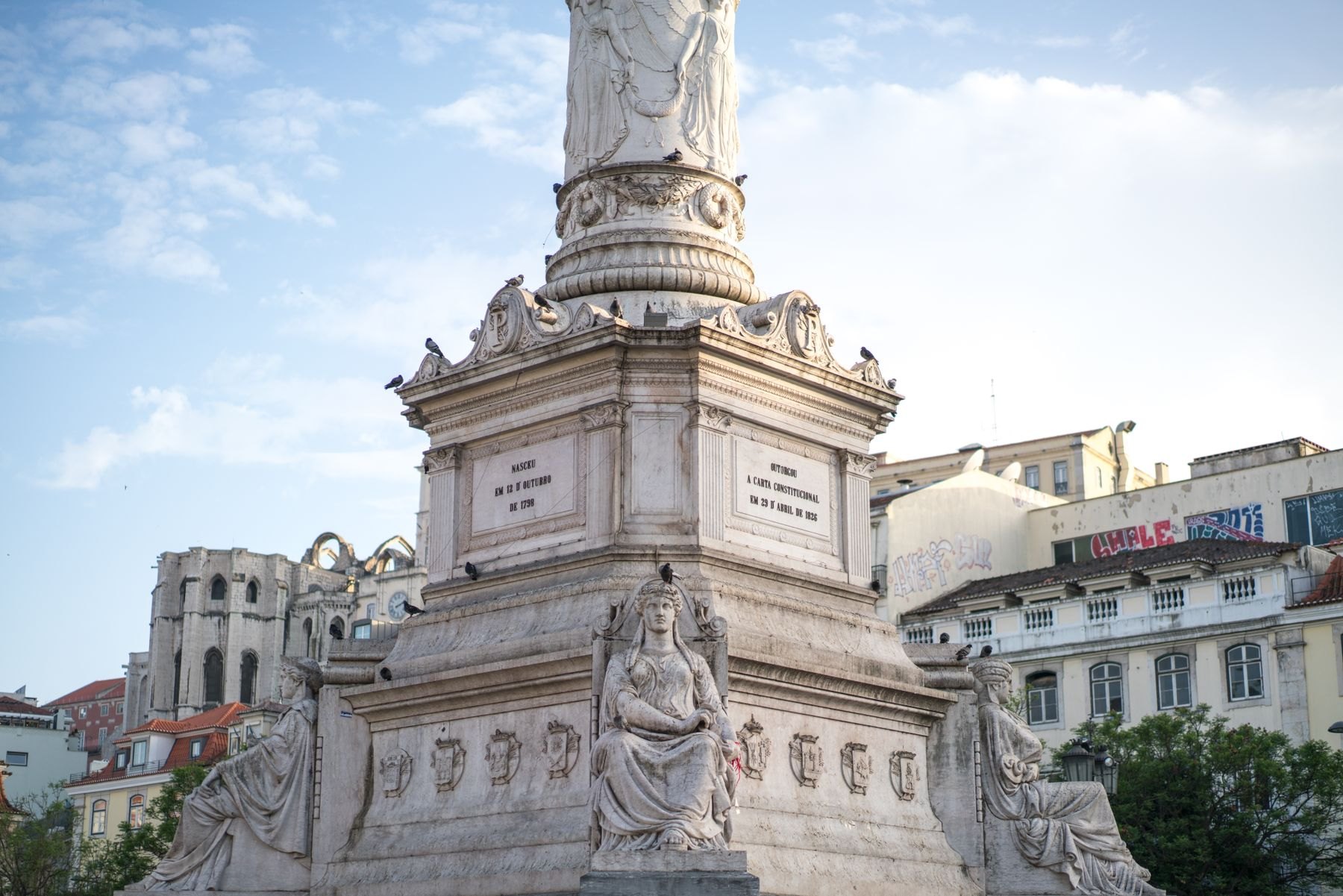 Pedestal Tiang Dom Pedro IV yang dihiasi arca di Rossio