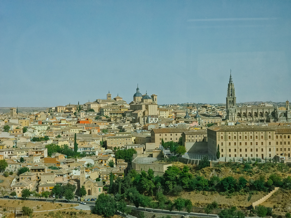 Panorama bandar lama Toledo dengan menara Katedral Toledo