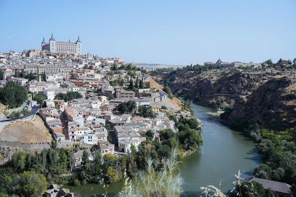 Toledo Sepanyol di atas bukit yang dikelilingi lingkaran Sungai Tajo