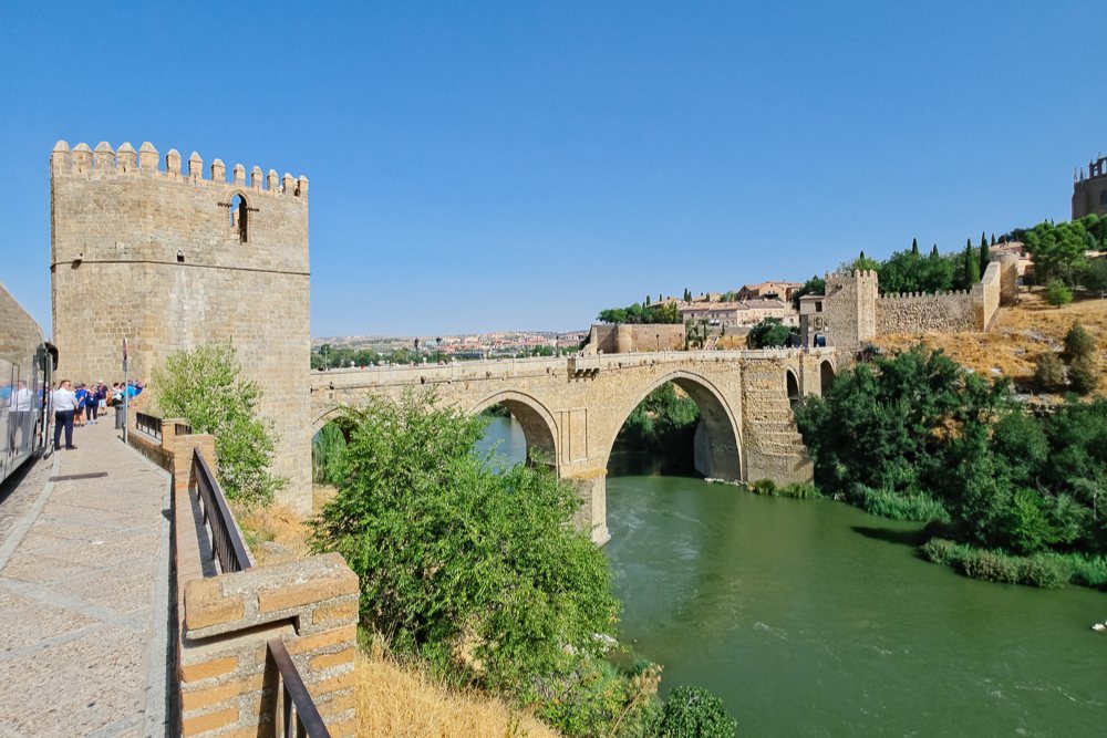 Puente de San Martín dan menara pertahanannya di Toledo
