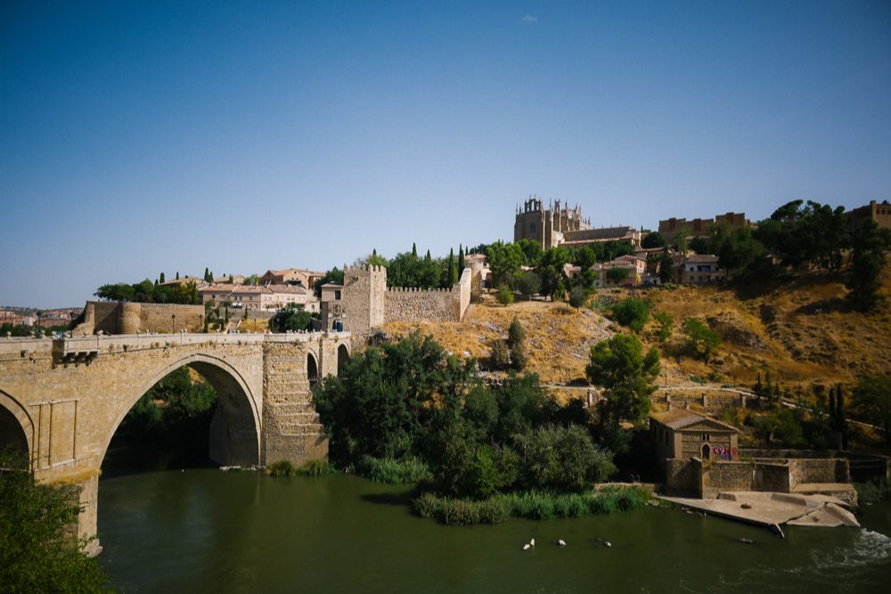 Lengkungan Puente de San Martín merentasi Sungai Tajo