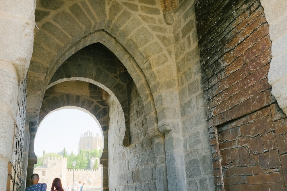Gerbang lengkung di menara Puente de San Martín