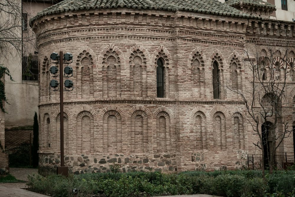 Lengkungan bata Mudéjar di belakang Mezquita del Cristo de la Luz, Toledo