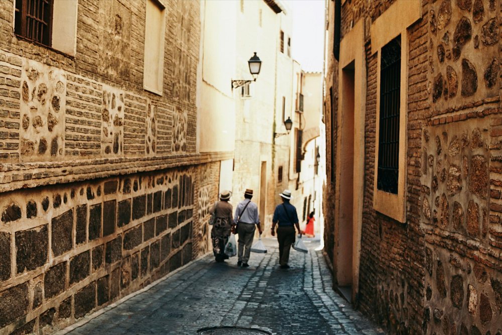 Lorong sempit berbatu di kota lama Toledo Sepanyol
