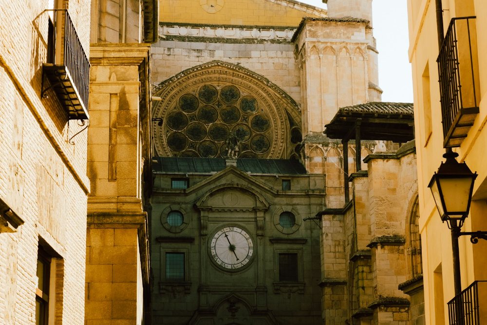 Puerta del Reloj katedral di hujung lorong
