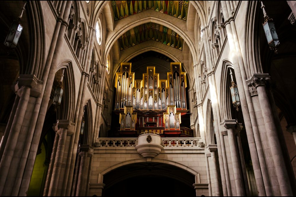 Ruang dalam katedral dengan organ dan siling gothik