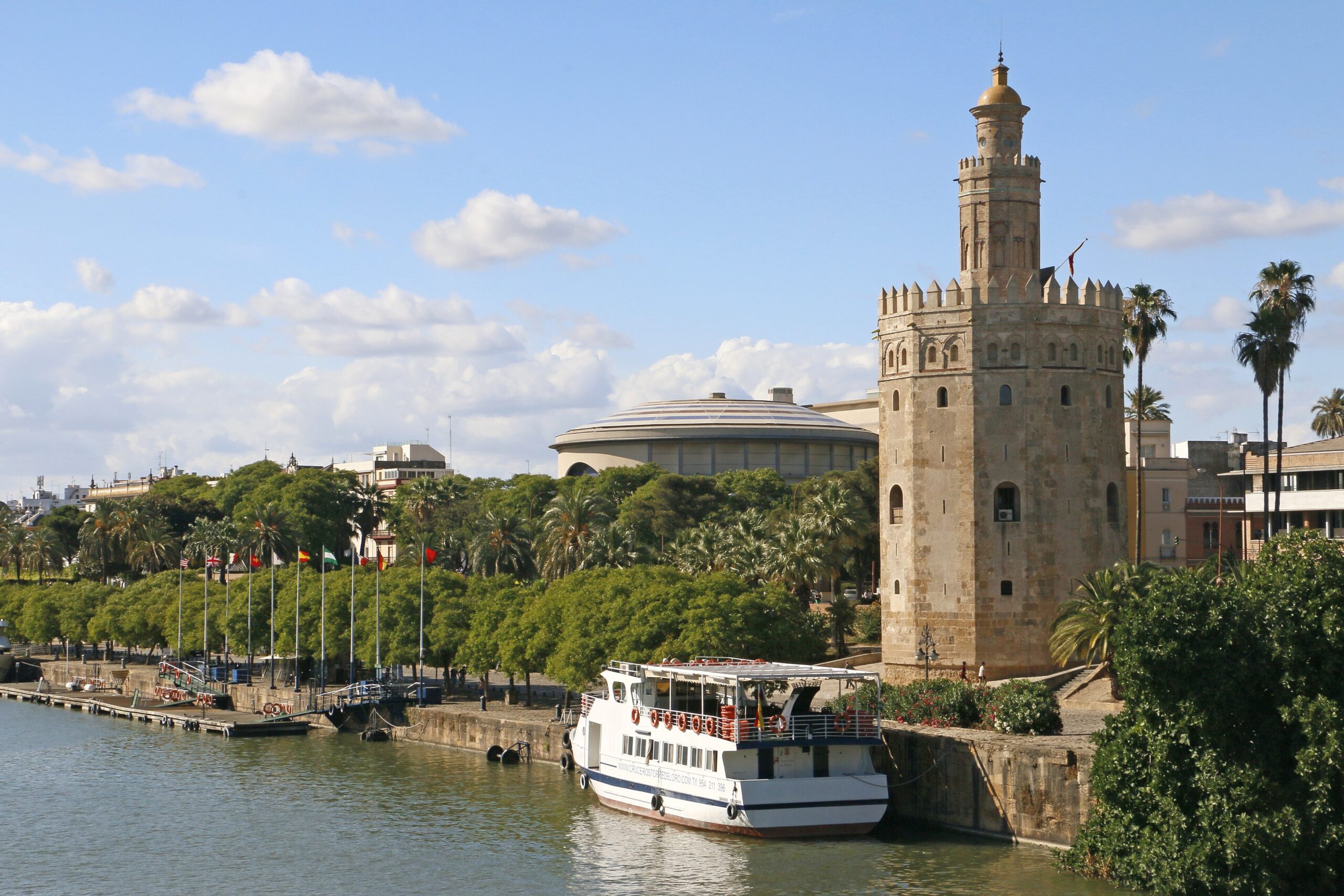 Torre del Oro dilihat dari seberang Sungai Guadalquivir, Sevilla
