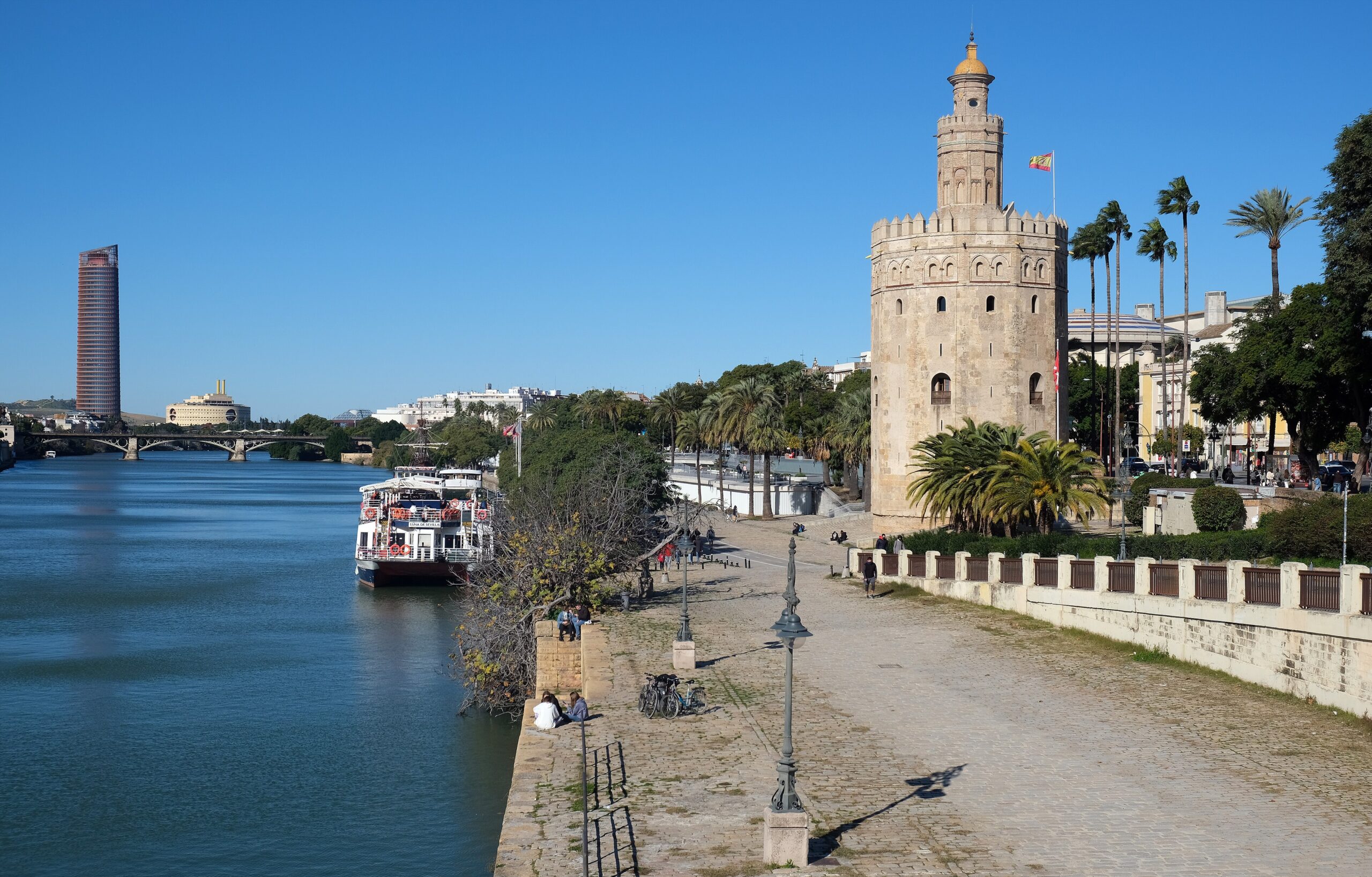 Laluan pejalan kaki di tebing Guadalquivir menghala ke Torre del Oro