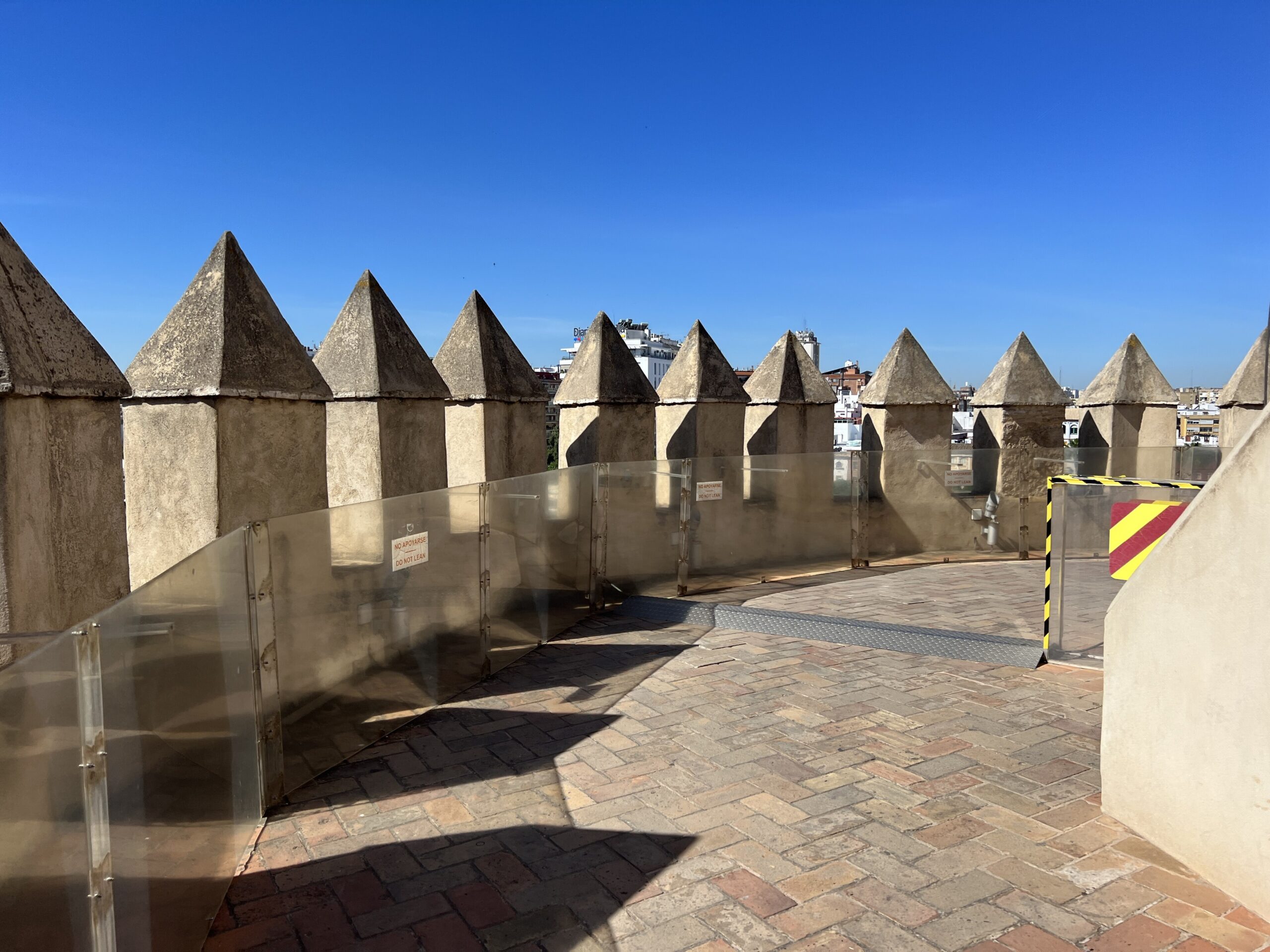Teres atas Torre del Oro dengan benteng bergerigi