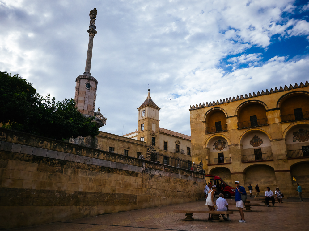 Tugu Triunfo de San Rafael dan dinding Masjid Agung Córdoba berhampiran Jambatan Rom