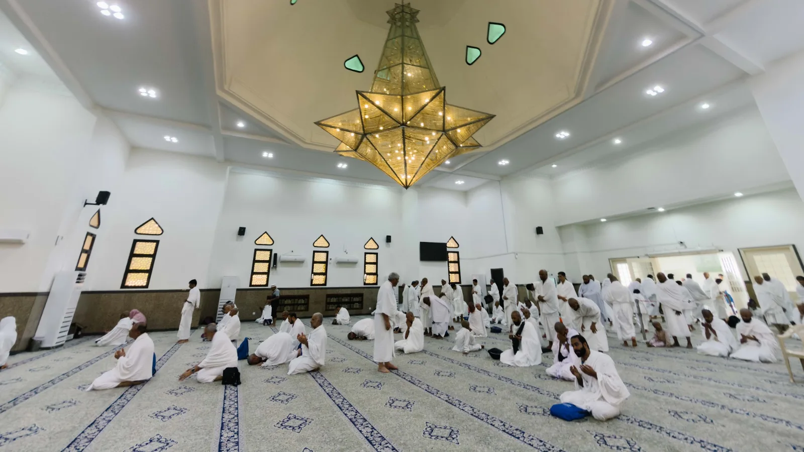 Jemaah berpakaian ihram di ruang solat Masjid Ji‘ranah sebelum berniat umrah