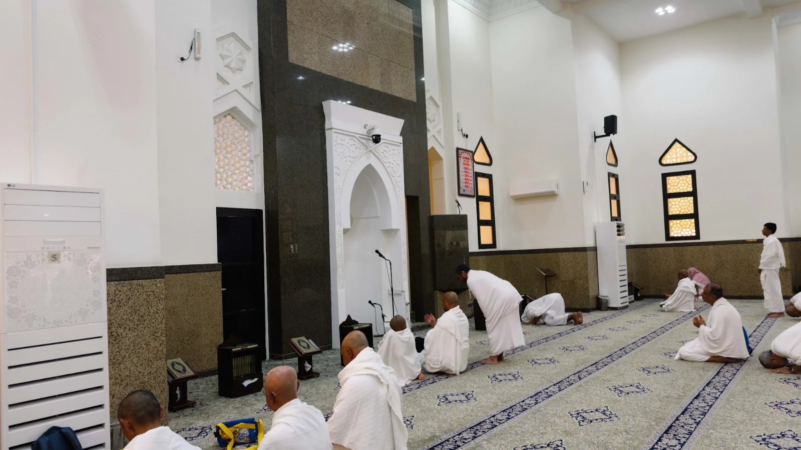 Jemaah menunaikan solat sunat di hadapan mihrab Masjid Ji‘ranah