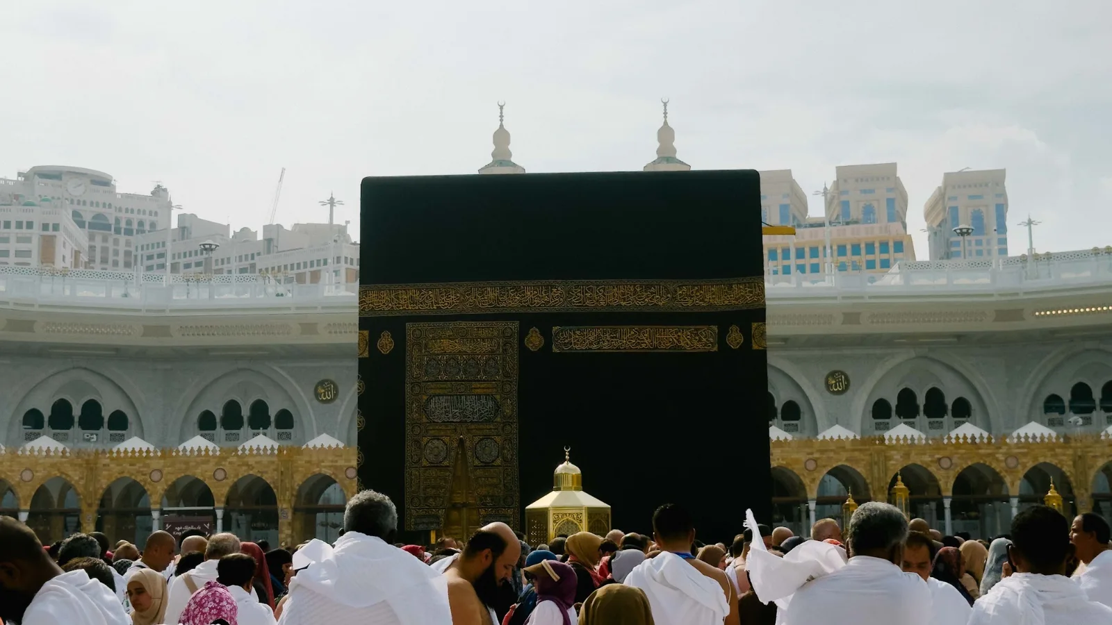 Jemaah menunaikan tawaf di hadapan Kaabah, Masjidil Haram