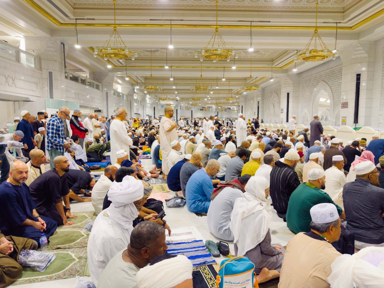 Jemaah memenuhi ruang solat di dalam Masjidil Haram