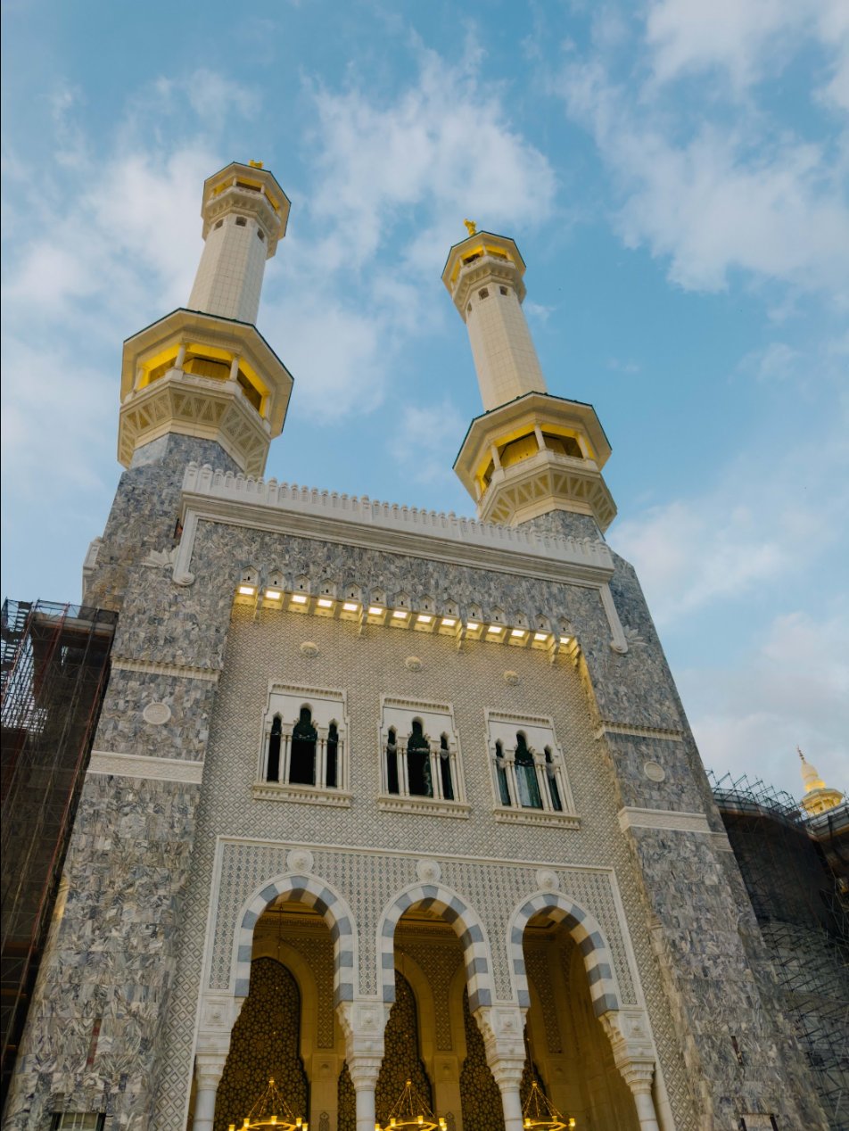 Menara dan pintu Masjidil Haram pada waktu petang