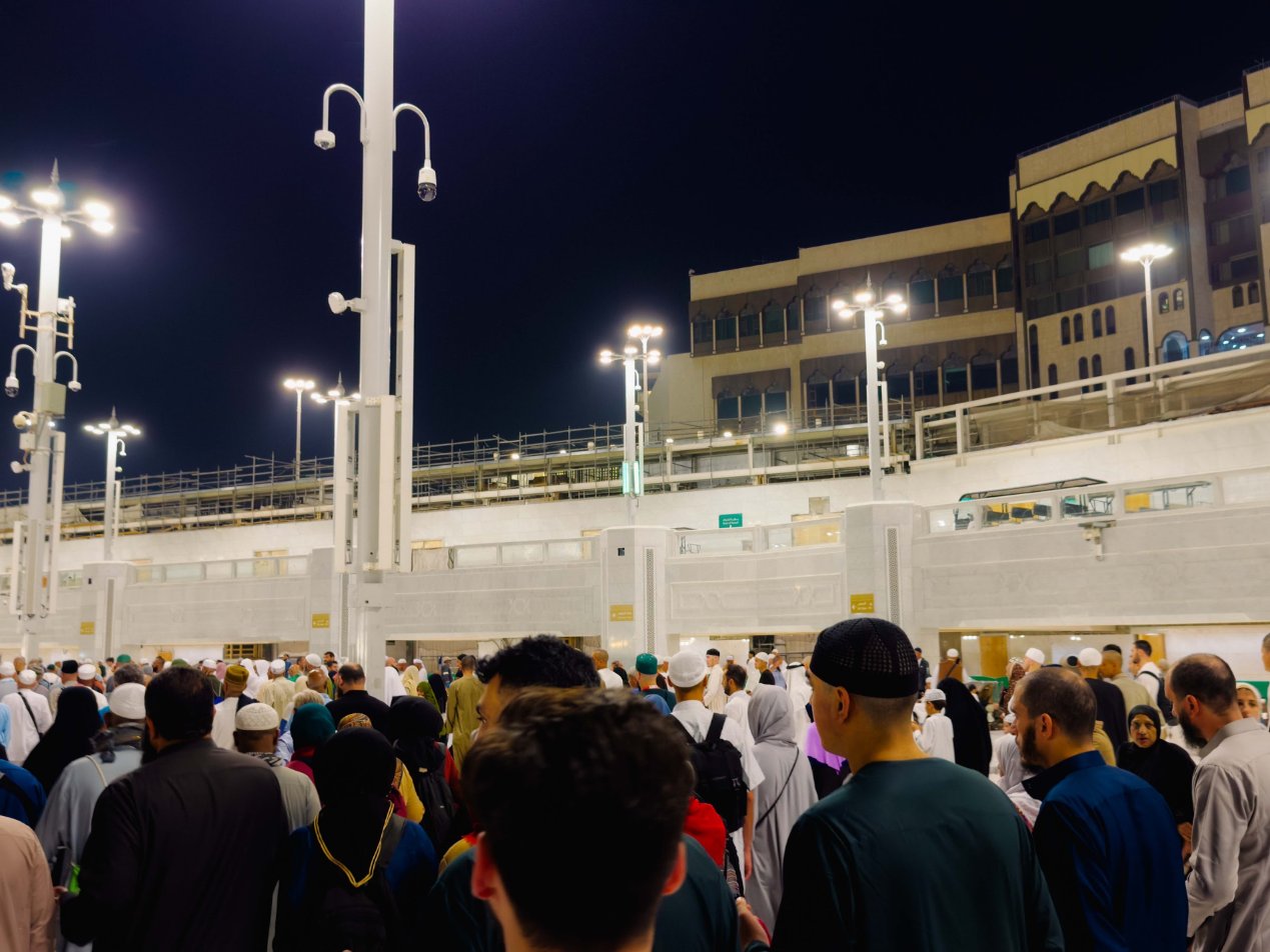 Umrah musim padat di Masjidil Haram, jemaah memenuhi perkarangan pada waktu malam