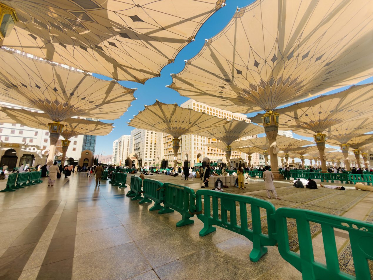 Umrah musim padat di Masjid Nabawi, perkarangan berpayung dan penghadang laluan
