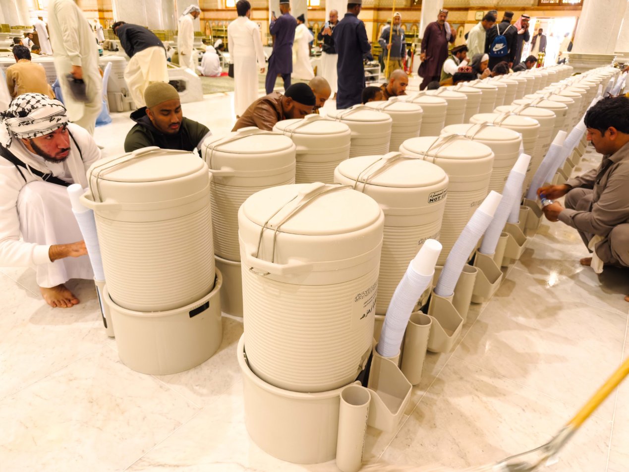 Tong air zamzam disediakan untuk jemaah di dalam masjid