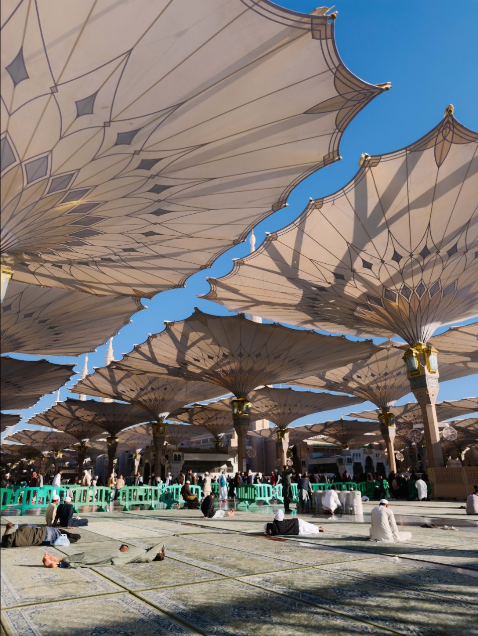 Payung gergasi di perkarangan Masjid Nabawi, Madinah