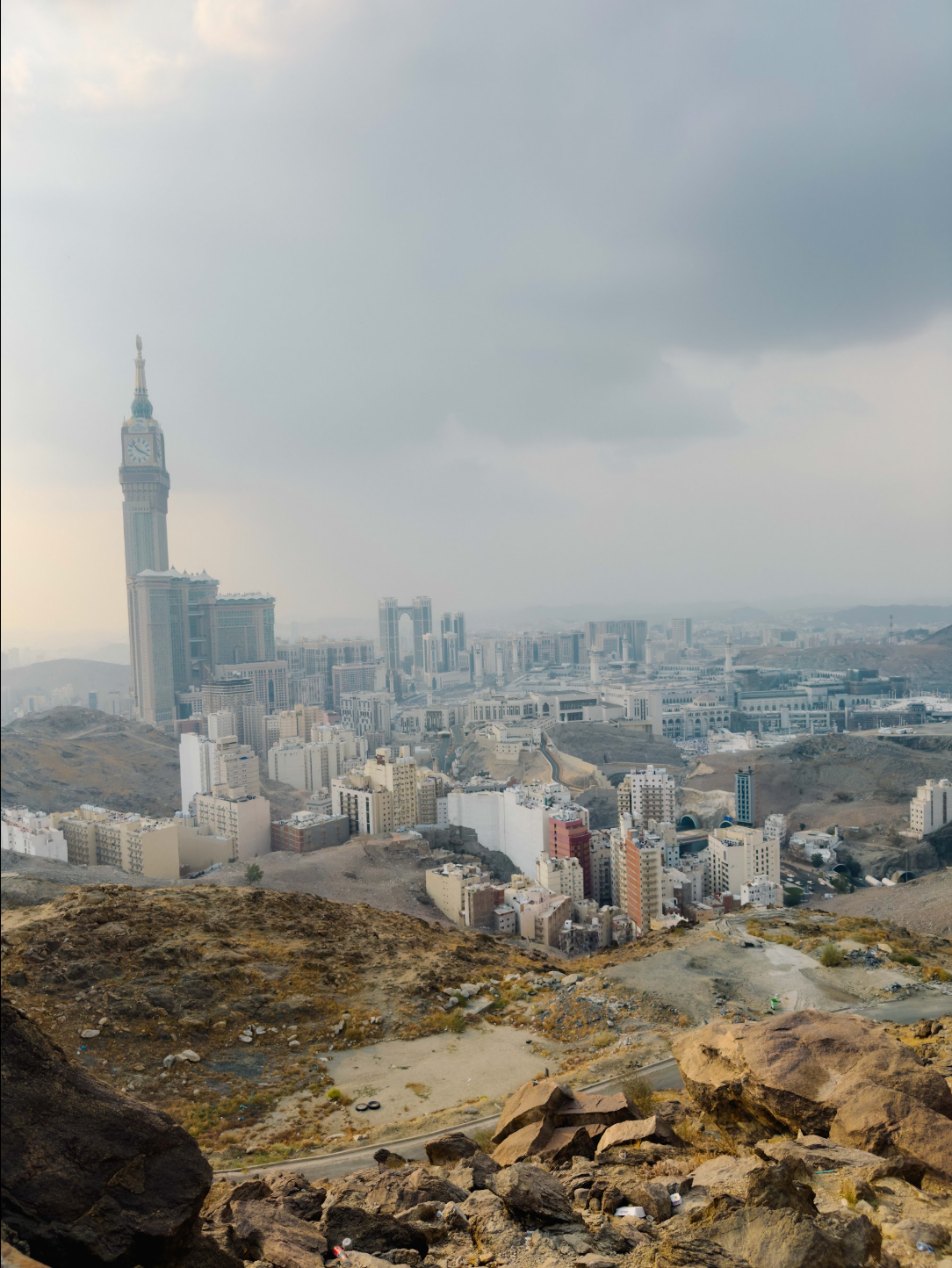 Pemandangan kota Makkah dan Menara Jam dari atas bukit