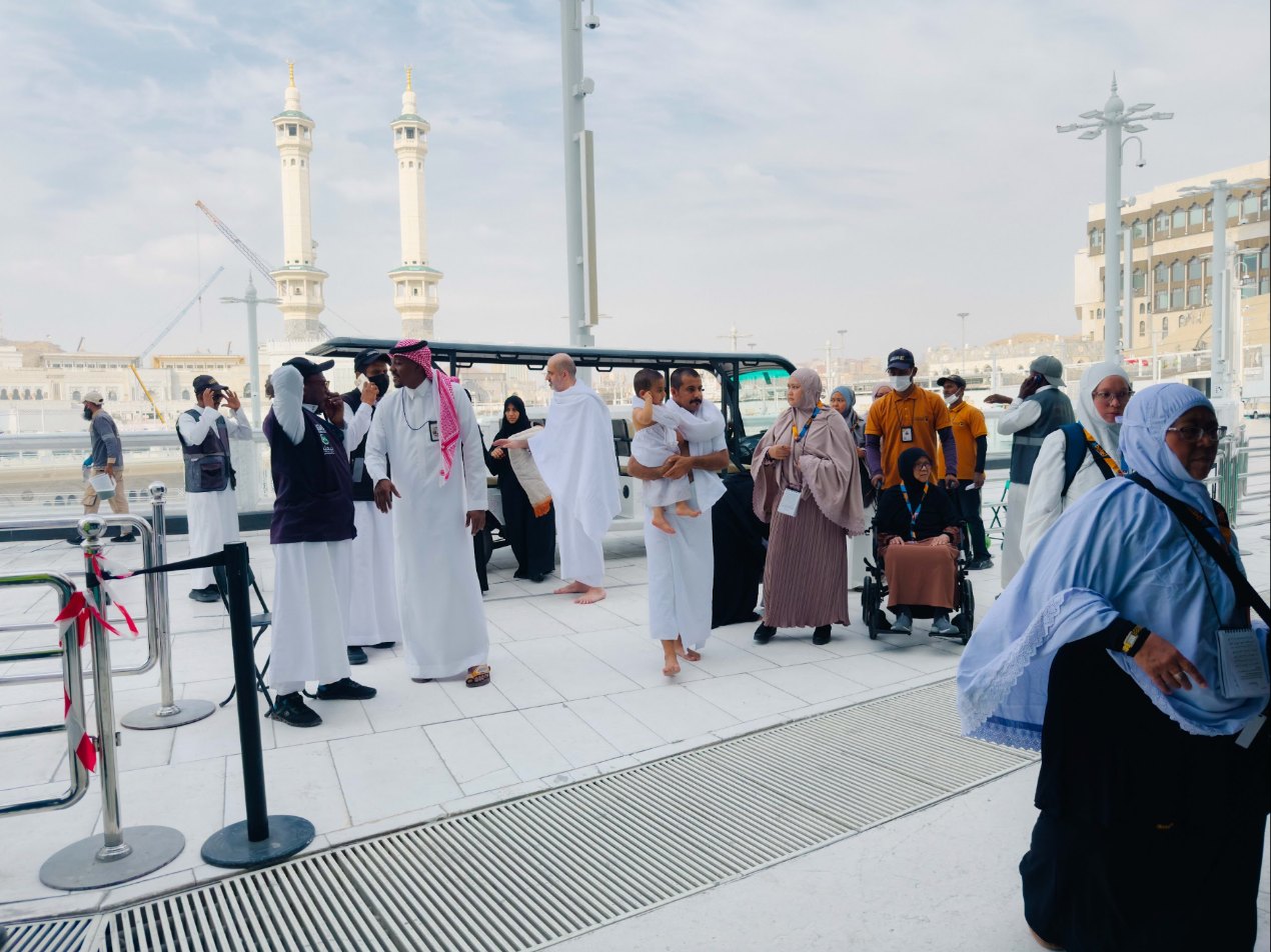 Jemaah umrah wanita di perkarangan Masjidil Haram