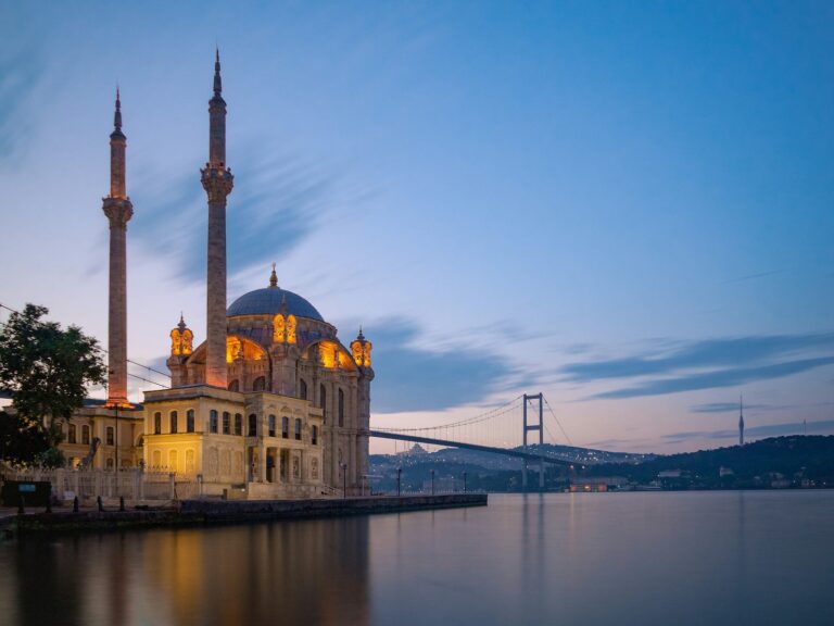 Masjid Ortaköy di tepi Selat Bosphorus, Istanbul