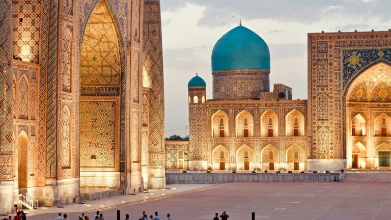 Madrasah Tilya-Kori di Dataran Registan, Samarkand