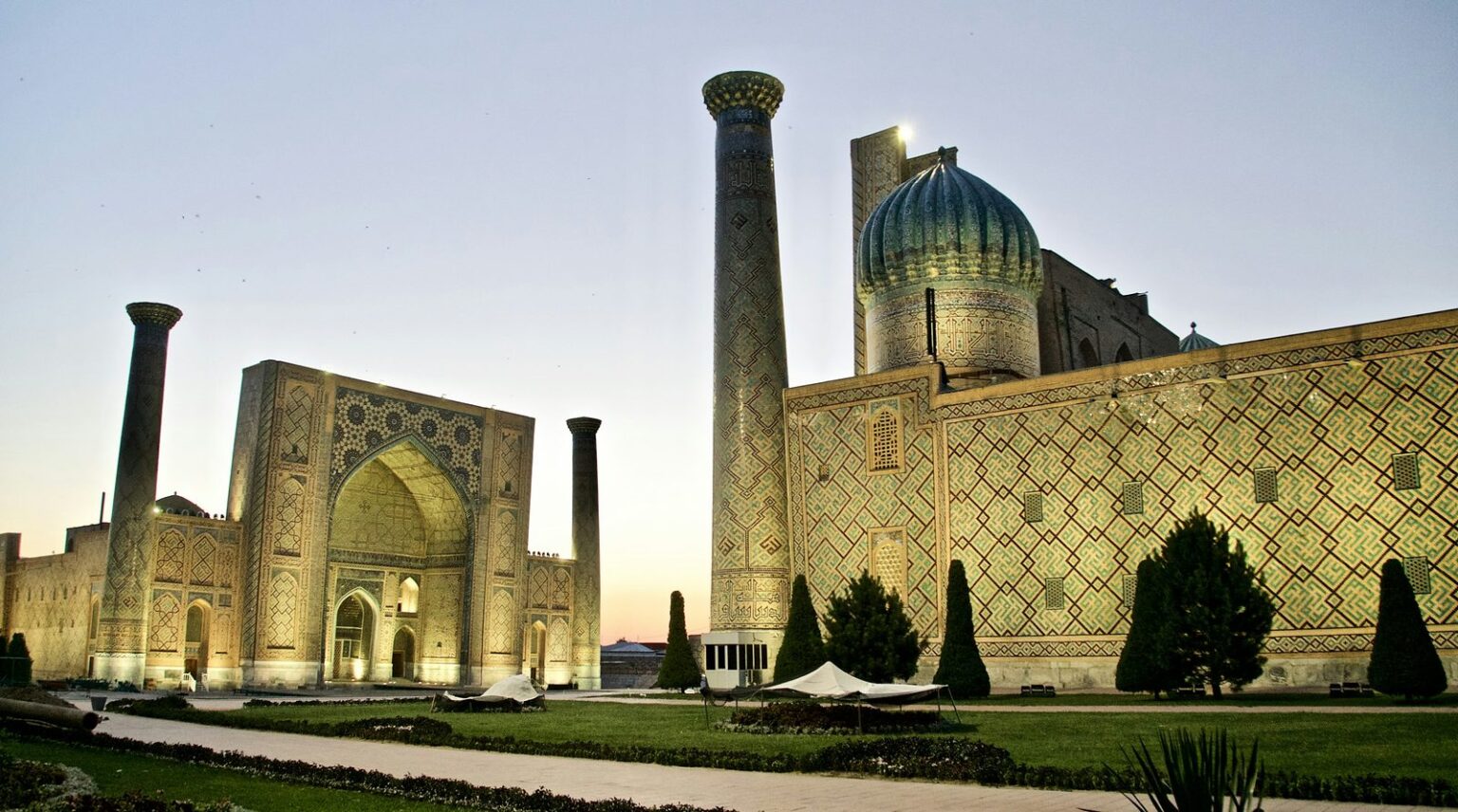 Dataran Registan di Samarkand waktu senja